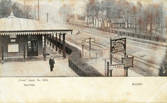 7501 Gezicht op de spoorlijn vanaf het H.S.M.-station Baarn te Baarn, uit het noordwesten, met links de bierhal.